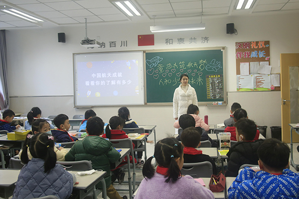 渝中区人和街小学举行“童心共筑航天梦，人和少年创未来”第36届科技周活动。.jpg