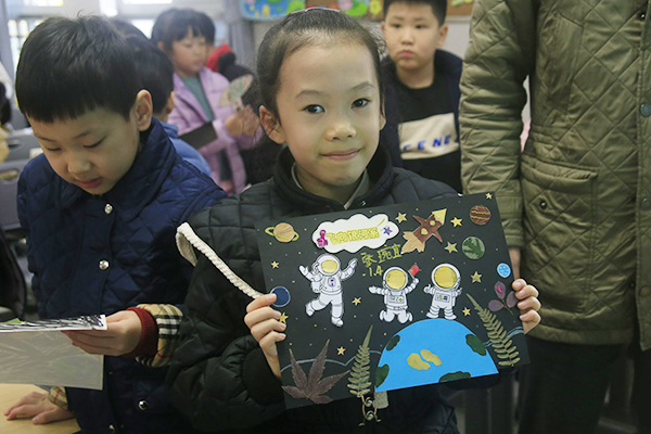 一名同学向大家展示自己的创意作品，象征着宇航员乘坐飞船探秘宇宙。.jpg