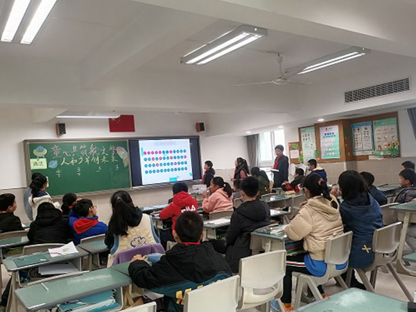 进行科学知识竞赛。.jpg