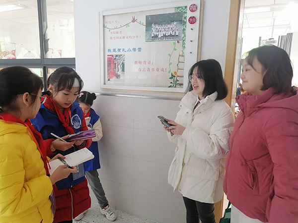 采访科学老师。.jpg