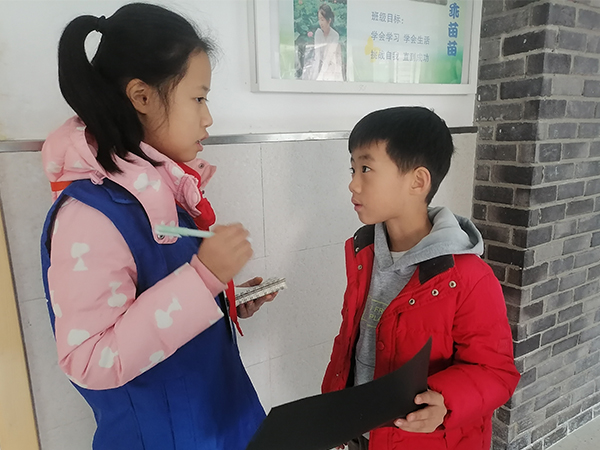 同学接受小记者采访并展示作品。.jpg