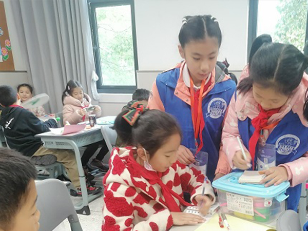 在班级里采访同学们。.jpg