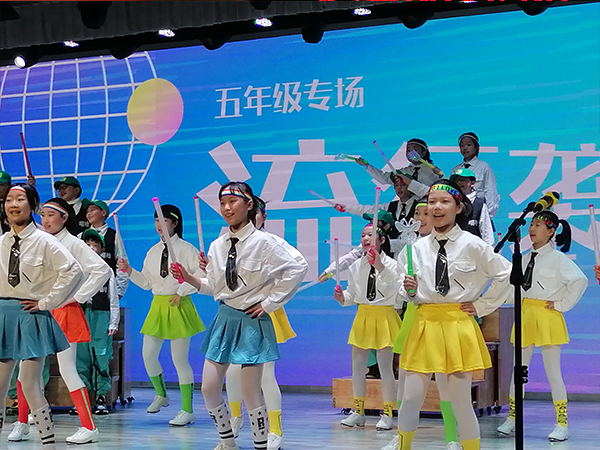 五年级2班踢踏舞《绿光》。.jpg
