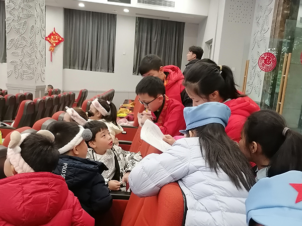 校园小记者采访同学们。.jpg