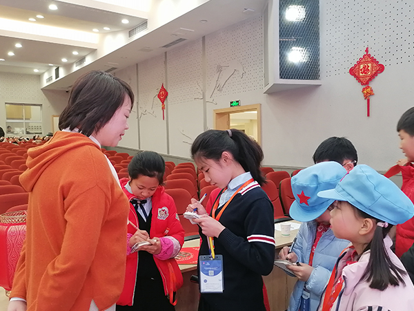 校园小记者采访校领导。.jpg