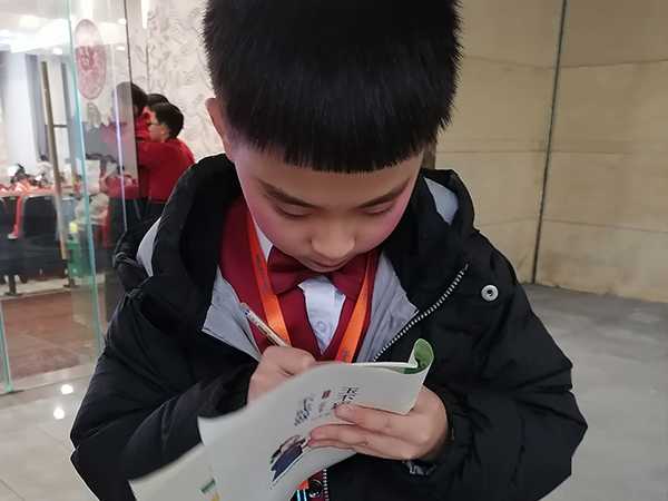 李明骏认真整理采访笔记。.jpg