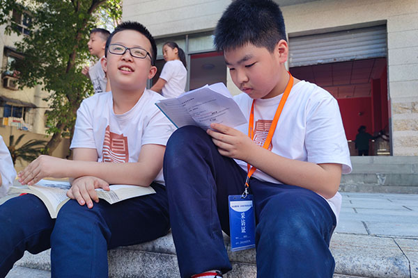 校园小记者采访同学。.jpg