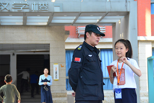 校园小记者与学校保安交流。.jpg