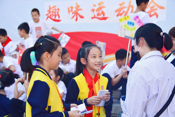 家长向校园小记者田佳彤分享。.jpg