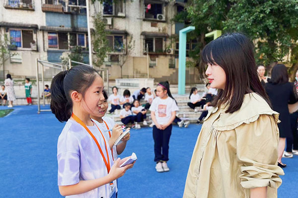校园小记者与学校学生活动中心主任孙雯聊运动会。.jpg