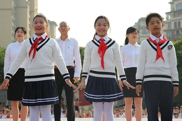 师生们共同朗诵《十年芳华同筑梦，砥砺奋进向未来》。.jpg