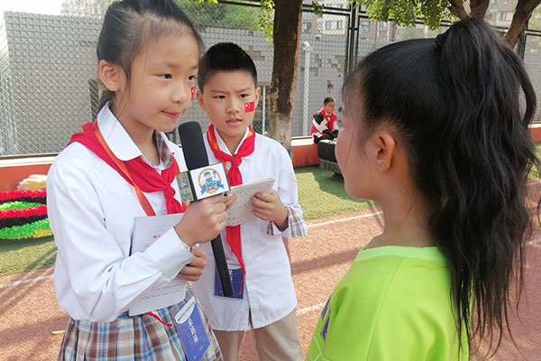参加表演的同学和校园小记者分享在舞台上的感受。.jpg