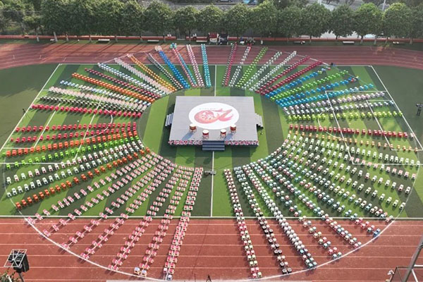 同学们按照位置坐成同心圆的形状。.jpg