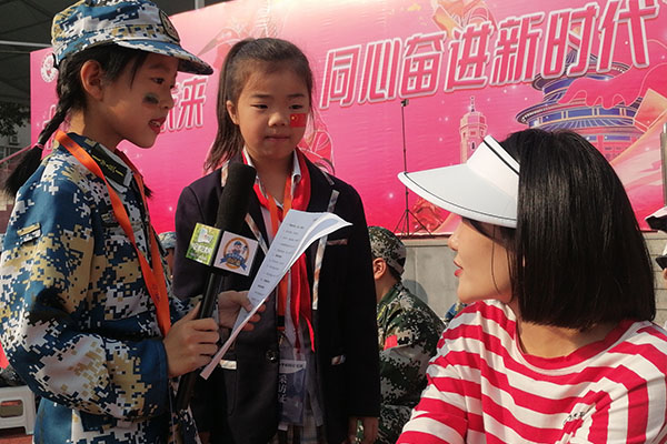 活动现场的老师为学校未来的发展送上祝福。.jpg