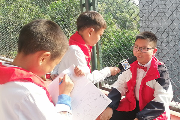 同学们送上对学校的祝福。.jpg