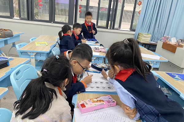 小组合作进行数据统计与分析。.jpg