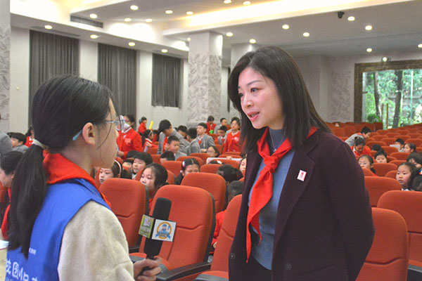 红领巾小记者采访教师发展中心主任粟佳。.jpg