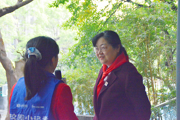学校党委书记徐涛和红领巾小记者谢欣余交流。.jpg