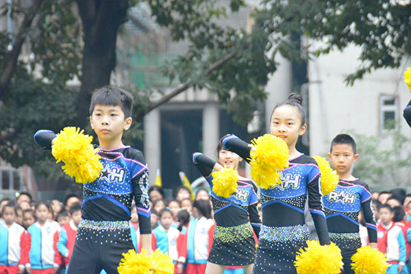 啦啦操队精彩展示。.jpg