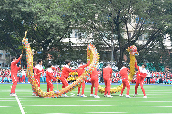 体育老师们带来舞龙表演。.jpg