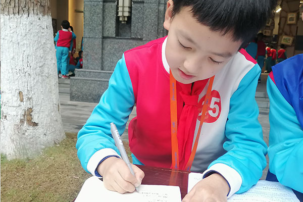 红领巾小记者曾培恩记录笔记。.jpg