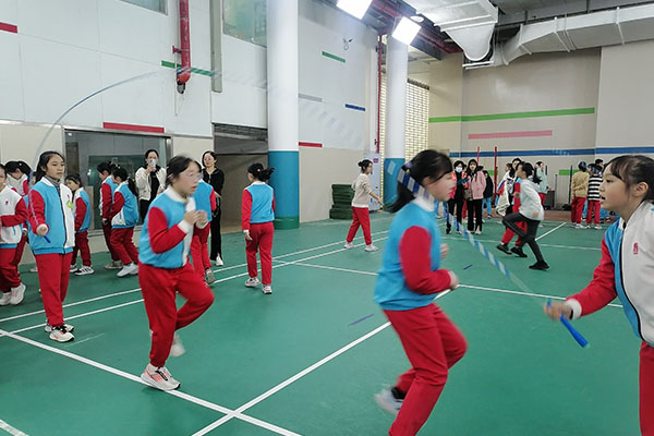 集体跳绳项目同学们互相配合。.jpg