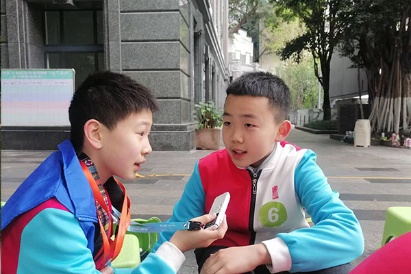 同学们和小记者分享对运动会的看法。.jpg