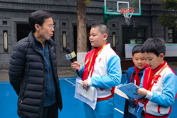 罗正伦老师表扬同学们遵守比赛规则。.jpg