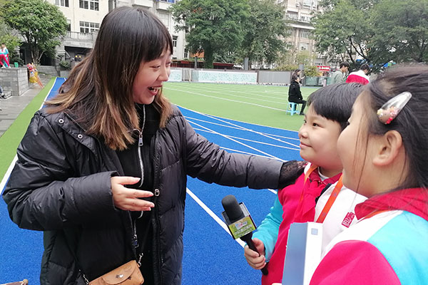 吴春华老师鼓励红领巾小记者大胆提问。.jpg