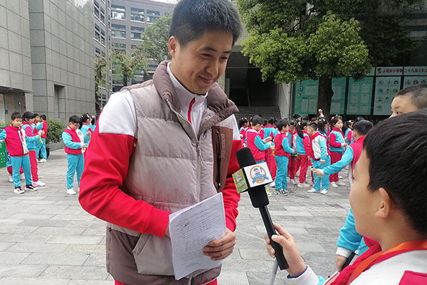 运动会总裁判长周才华老师和红领巾小记者交流。.jpg