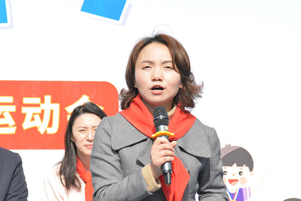 珊瑚实验小学校长钟敏致运动会开幕辞。.JPG