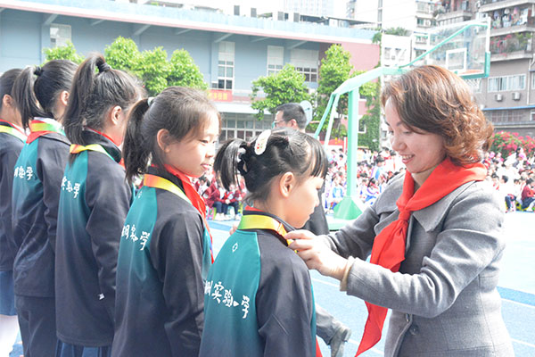 开幕式上，校长钟敏为学校女子篮球队颁奖。.JPG