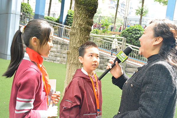 一年级六班的班主任杨涛老师表示孩子们在活动中学会了团结合作。.JPG