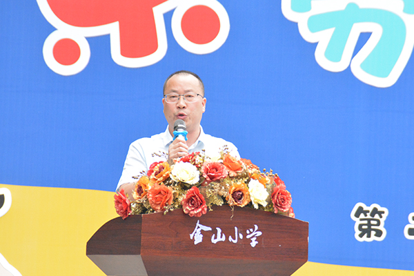金山学校副校长安刚为运动会致辞。.JPG