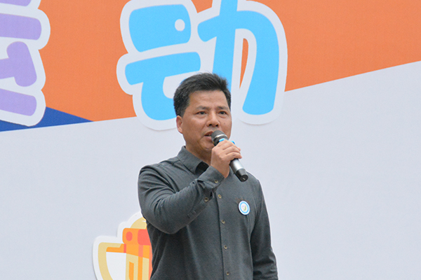 金山学校校长徐龙海宣布金山学校（栖霞路）校区第二十二届金奥（趣味）运动会开幕。.JPG