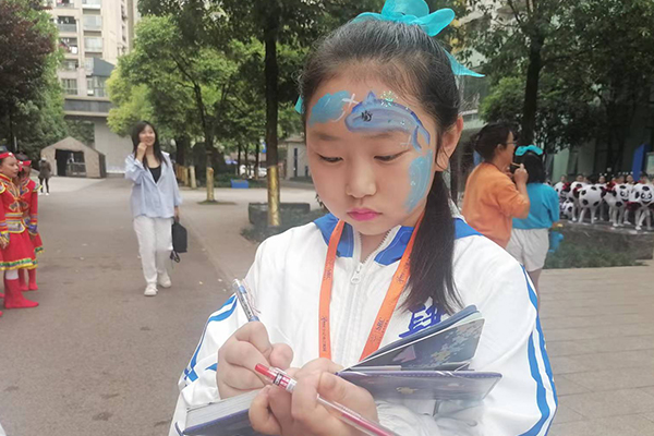 校园小记者正在准备采访问题。.jpg