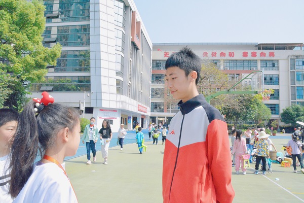 校园小记者李忱唏与六年级的同学交流。.jpg