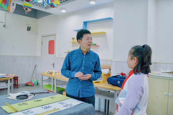 书法老师杨伟林谈活动。.jpg