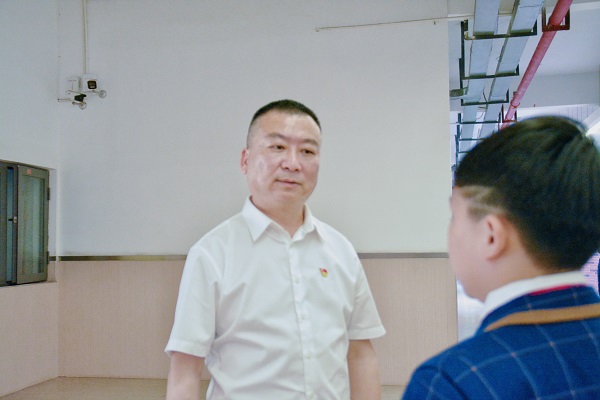 学校校长唐斌与校园小记者聊传统文化。.jpg