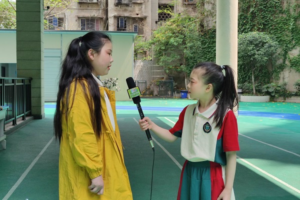 小记者采访同学。.jpg