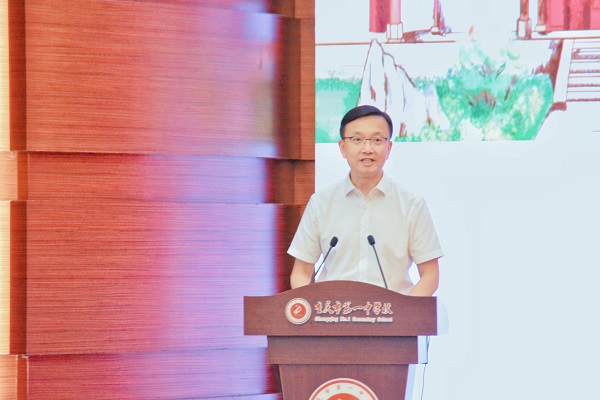 重庆市第一中学校校长毛明山主持仪式。.jpg
