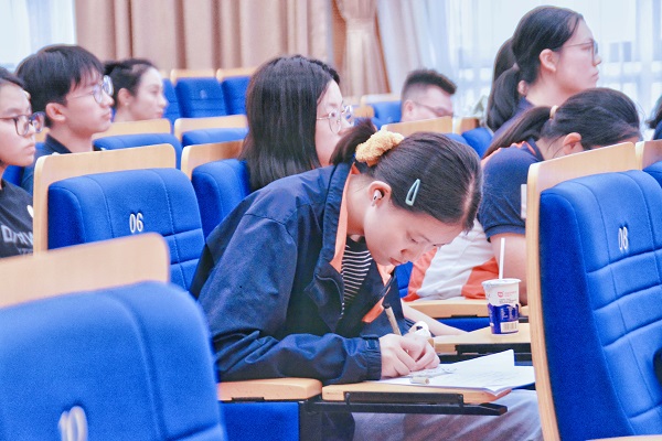 2024届学生认真做记录。.jpg